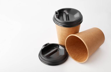 Kapaklı tek kullanımlık kahve fincanı. Paket kahve. Beyaz arka planda izole edilmiş kahve için el yapımı cam..