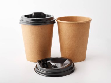 Kapaklı tek kullanımlık kahve fincanı. Paket kahve. Beyaz arka planda izole edilmiş kahve için el yapımı cam..