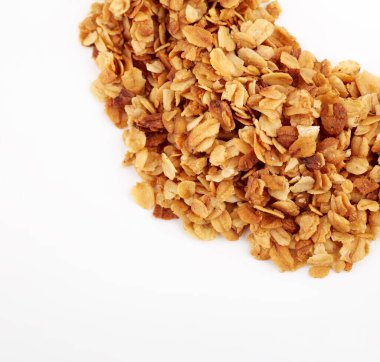 Yulaf ve bademli ev yapımı tahıl gevreği. Arka planda yulaf ezmesi ya da müsli var. Yemek konsepti. Sağlıklı ve sağlıklı yemekler..