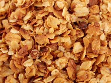 Yulaf ve bademli ev yapımı tahıl gevreği. Arka planda yulaf ezmesi ya da müsli var. Yemek konsepti. Sağlıklı ve sağlıklı yemekler..