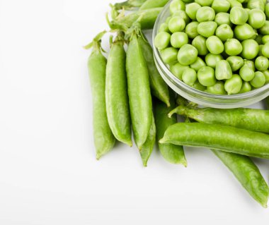 Taze yeşil bezelye kabuğu beyaz arka planda izole edilmiş fasulyeler..