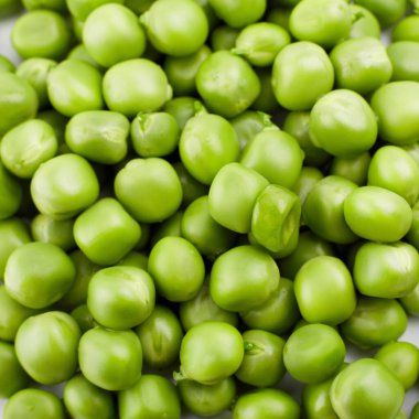 Taze yeşil bezelye kabuğu beyaz arka planda izole edilmiş fasulyeler..