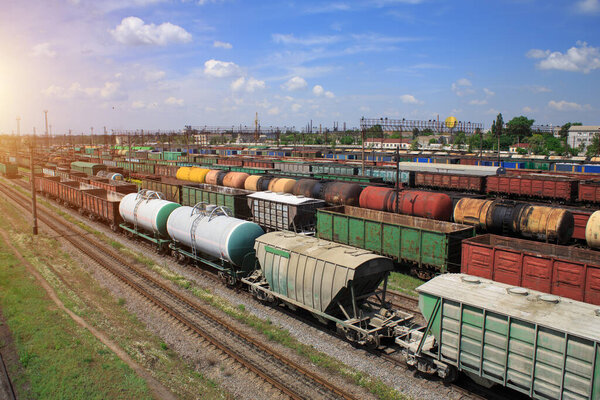 Грузовые поезда на городском грузовом терминале. Железные дороги на парковке поездов. Арайн прибыл на станцию. Грузовая железнодорожная платформа с контейнером для грузовых поездов на депо в порту для использования в условиях экспортной логистики.
