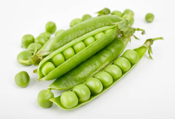 Cápsula Ervilha Verde Fresca Com Feijão Isolado Sobre Fundo Branco — Fotografia de Stock