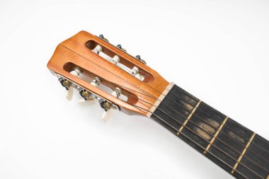 Beyaz arka planda izole edilmiş akustik gitarlar. Müzik aleti.