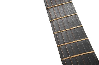 Beyaz arka planda izole edilmiş akustik gitarlar. Müzik aleti.
