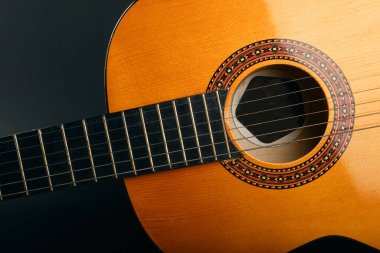 Beyaz arka planda izole edilmiş akustik gitarlar. Müzik aleti.