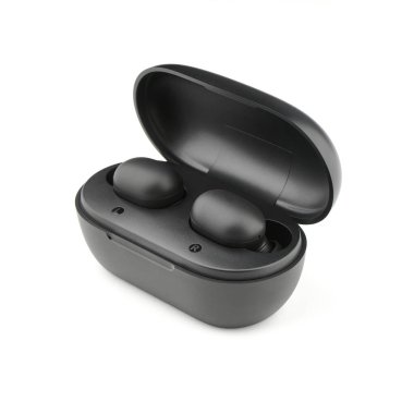 Kulaklıklar. Siyah kablosuz kulaklık ve şarj çantası. Beyaz arkaplanda kablosuz kulaklık ya da kulaklık.. 