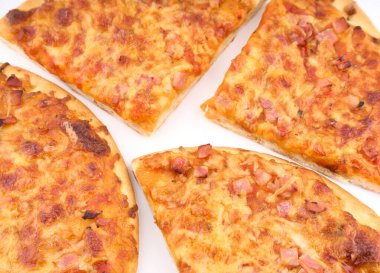 Beyaz tabakta pizza. Fast food. Bir tabak İtalyan mutfağı.