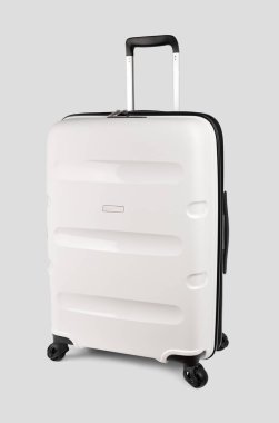 Plastik seyahat çantası. Beyaz arka planda beyaz bir bavul. Polikarbonat bavulu beyaza izole edilmiş. Beyaz bavul.