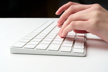 Beyaz kablosuz bilgisayar klavyesi beyaz arkaplanda izole edildi. Rusça / İngilizce klavye düzeni