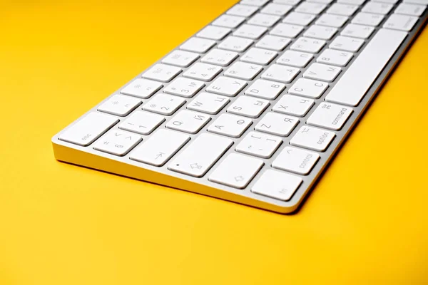 Teclado Computador Sem Fio Branco Isolado Fundo Amarelo Russo Layout — Fotografia de Stock