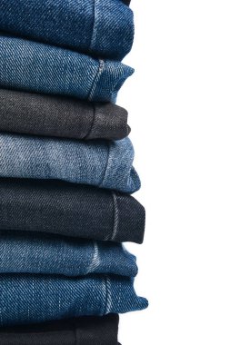 Beyaz arka planda kot pantolon desenli mavi kot pantolonların çeşitli tonlarında. Tasarım için Denim arkaplan dokusu. Kumaş kumaş. Arkaplan olarak kullanılabilen mavi kot.