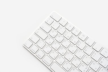 Beyaz kablosuz bilgisayar klavyesi izole edildi. Rusça-İngilizce klavye düzeni