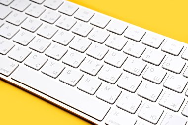 Beyaz kablosuz bilgisayar klavyesi izole edildi. Rusça-İngilizce klavye düzeni