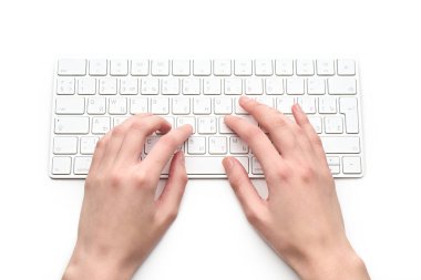 Beyaz kablosuz bilgisayar klavyesi izole edildi. Rusça-İngilizce klavye düzeni