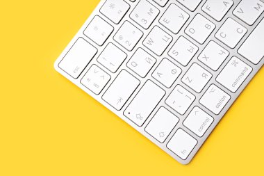 Beyaz kablosuz bilgisayar klavyesi izole edildi. Rusça-İngilizce klavye düzeni