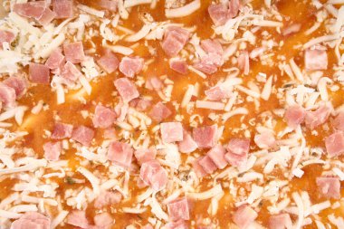 Beyaz tabakta pizza. Fast food. Bir tabak İtalyan mutfağı.