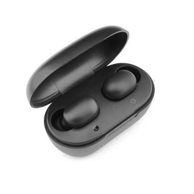 Kulaklıklar. Siyah kablosuz kulaklık ve şarj çantası. Beyaz arkaplanda kablosuz kulaklık ya da kulaklık.. 