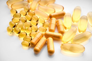 Omega-3 Balık yağı kapsülleri. Beyaz arka planda balık yağı kapsülleri izole edilmiş. Beyaz arkaplandaki Omega 3 kapsüllerini kapatın. Sağlık hizmeti konsepti. Besleyici takviyeler. Vitaminler