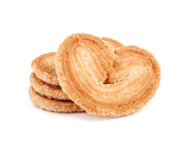 Puf böreği. Kalp şeklinde taze poğaça kurabiyeleri. Klasik Fransız hamur işleri. Domuz kulağı, fil kulaklı kurabiye, Fransız kalbi. Kalp şeklinde poğaça beyaz arkaplanda izole