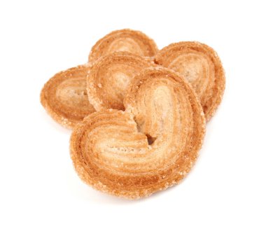 Puf böreği. Kalp şeklinde taze poğaça kurabiyeleri. Klasik Fransız hamur işleri. Domuz kulağı, fil kulaklı kurabiye, Fransız kalbi. Kalp şeklinde poğaça beyaz arkaplanda izole