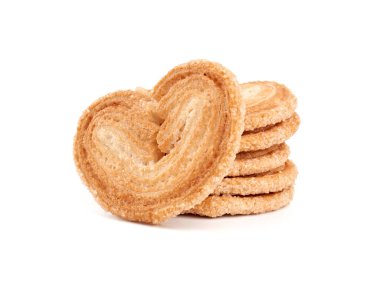 Puf böreği. Kalp şeklinde taze poğaça kurabiyeleri. Klasik Fransız hamur işleri. Domuz kulağı, fil kulaklı kurabiye, Fransız kalbi. Kalp şeklinde poğaça beyaz arkaplanda izole