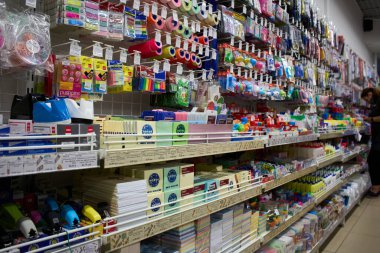 Alışveriş merkezindeki ofis malzemelerinin satış departmanı. Yazı malzemeleri ve el işi aletleriyle kırtasiye atölyesi. Renkli Malzemelerle Depo: Kağıt, Zarf, Uygulamalar.