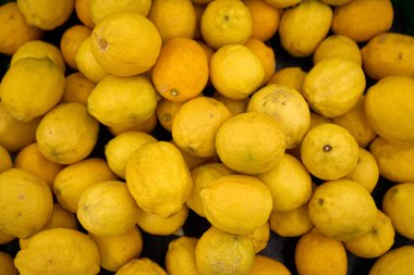 limon arka planı. Citrus meyvesi. Soğuk algınlığı için doğal bir ilaç. Vejetaryen yemeği.