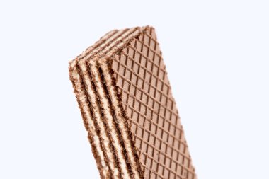 Beyaz arka planda leziz gofret çubukları, düz yatış. Tatlı yemek. Kare bisküviler beyaza izole edilmiş.. 