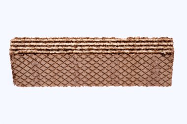 Beyaz arka planda leziz gofret çubukları, düz yatış. Tatlı yemek. Kare bisküviler beyaza izole edilmiş.. 