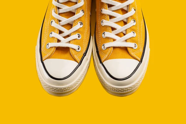 Yellow Sneakers Χρωματιστό Φόντο Αντίγραφο Χώρου Υποδήματα Νεολαίας — Φωτογραφία Αρχείου