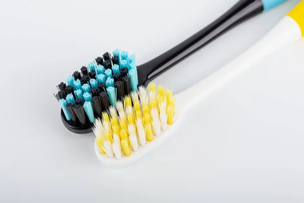 Blau Schwarze Und Weiß Gelbe Zahnbürste Auf Weißem Hintergrund Mundgesundheit — Stockfoto