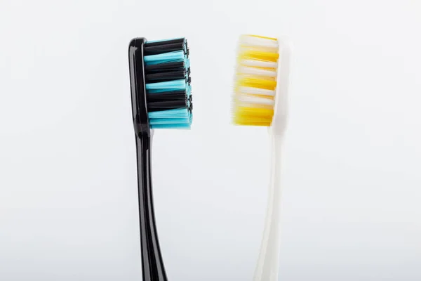 Blau Schwarze Und Weiß Gelbe Zahnbürste Auf Weißem Hintergrund Mundgesundheit — Stockfoto