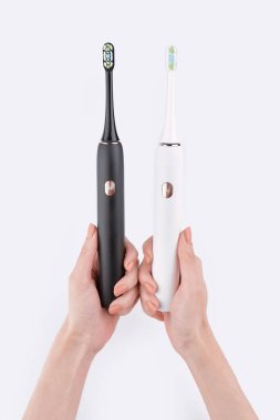 Akıllı elektrikli diş fırçası. Sağlık için modern teknoloji. Sağlıklı dişler. Diş hekimliği. Profesyonel ağız bakımı kavramı ve sağlıklı dişler ultrasonik akıllı diş fırçası kullanarak.. 