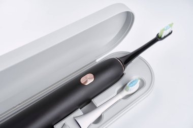 Akıllı elektrikli diş fırçası. Sağlık için modern teknoloji. Sağlıklı dişler. Diş hekimliği. Profesyonel ağız bakımı kavramı ve sağlıklı dişler ultrasonik akıllı diş fırçası kullanarak.. 