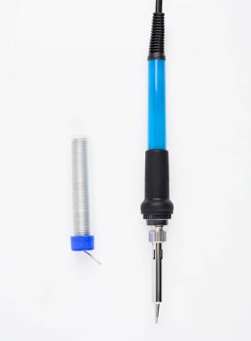 Lehim demiri beyaz arka planda izole edilmiş. Kabloları lehimlemek, boruları yüklemek, konservelemek veya yakmak için bir araçName. 