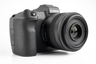 Ukrayna, Dnepropetrovsk. 20.09.10. Canon EOS R kamera + Canon RF 35mm F1.8 lens. Beyaz arka planda izole edilmiş bir fotoğraf makinesi. Selfie ve vloglama için kamera.                