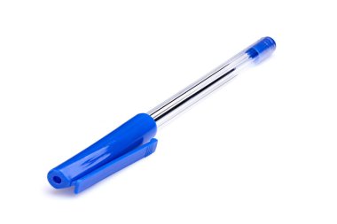 Beyaz arka planda plastik tükenmez kalem. Konu tamamen odaklandı..