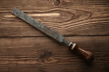 Ahşap bir panelin üzerinde alet seti. Antika araçların koleksiyonu.