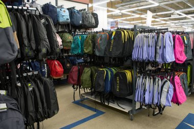 Ukrayna, Dnipropetrovsk. 05.06.2021 çeşit spor mağazasında yürüyüş çantaları. Spor mağazasında sırt çantalı bir gösteri. Yaz tatilleri, çantalı gösteriler, profesyonel seyahat ekipmanları.