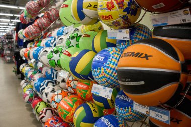 Ukrayna, Dnipropetrovsk. 05.06.2021 Büyük bir spor mağazasında farklı oyunlar için harika bir top seçimi. Bir sürü renkli voleybol topu, basketbol topu, spor mağazasında futbol topu. Spor malzemeleri.