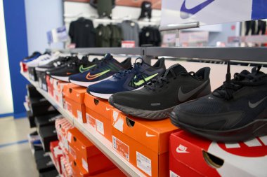 Ukrayna, Dnipropetrovsk. 05.06.2021 Farklı spor ayakkabıların büyük koleksiyonu. Mağazanın raflarının resmi. Markette vitrinde bir sürü farklı spor ayakkabı var. Mağaza vitrininde spor ayakkabılarının görüntüsü