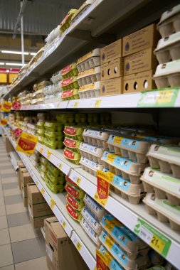 Ukrayna, Dnipropetrovsk. 05.06.2021 Bir süpermarkette taze yumurta yığını. Süpermarkette raflarda çeşitli yumurta paketleri var. Süpermarkette bir kutu yumurta.. 