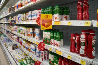 Ukrayna, Dnipropetrovsk. 05.06.2021 Taze süt ürünleri süpermarkette satışa hazır. Süt ürünleri, yoğurt, süt rafları. 