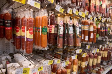 Ukrayna, Dnipropetrovsk. 05.06.2021 Sosis Ürünleri Çeşitliliği. Mağaza vitrininde bir sürü sosis var. Tek bir dükkanda farklı taze ve meze sosisleri. Tütsülenmiş sosis somunları. 