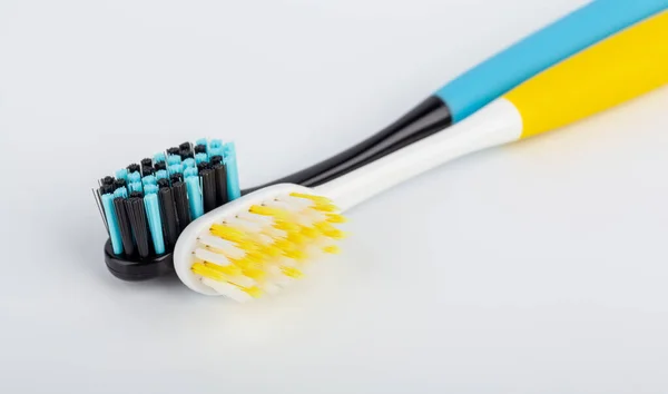 Blauschwarze Zahnbürste Auf Grünem Hintergrund Mundgesundheit Körperpflege — Stockfoto