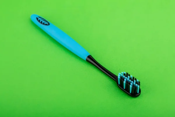Cepillo Dientes Azul Negro Sobre Fondo Verde Salud Bucal Higiene —  Fotos de Stock