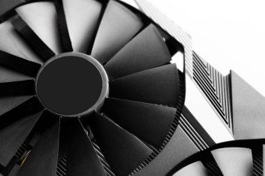 İki vantilatörlü bilgisayar kartı. Bilgisayardan çıkan iki soğutuculu video kartı. GPU kartı. IT donanımı. Grafik kartlı kripto para madeni donanımı. Madencilik ethereum, bitcoin ve altcoins. 