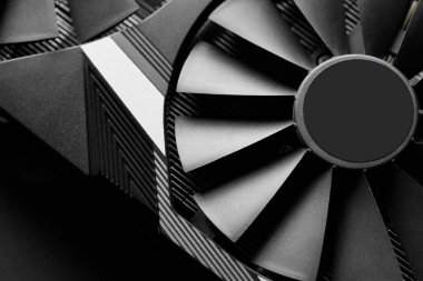 İki vantilatörlü bilgisayar kartı. Bilgisayardan çıkan iki soğutuculu video kartı. GPU kartı. IT donanımı. Grafik kartlı kripto para madeni donanımı. Madencilik ethereum, bitcoin ve altcoins. 